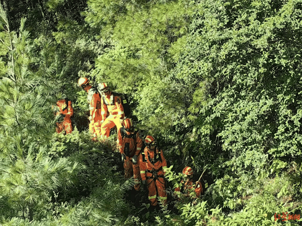▲来自成都的消防救援第一梯队队员翻山越岭徒步，崖壁索降挺进核心区。郑礼军 摄
