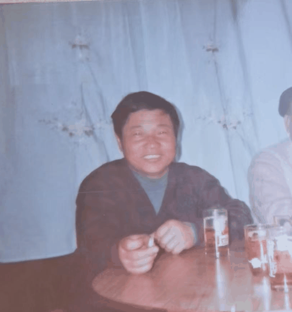 ▲陈先生一眼认出，照片上的男子就是当年帮助过自己的恩人朱师傅