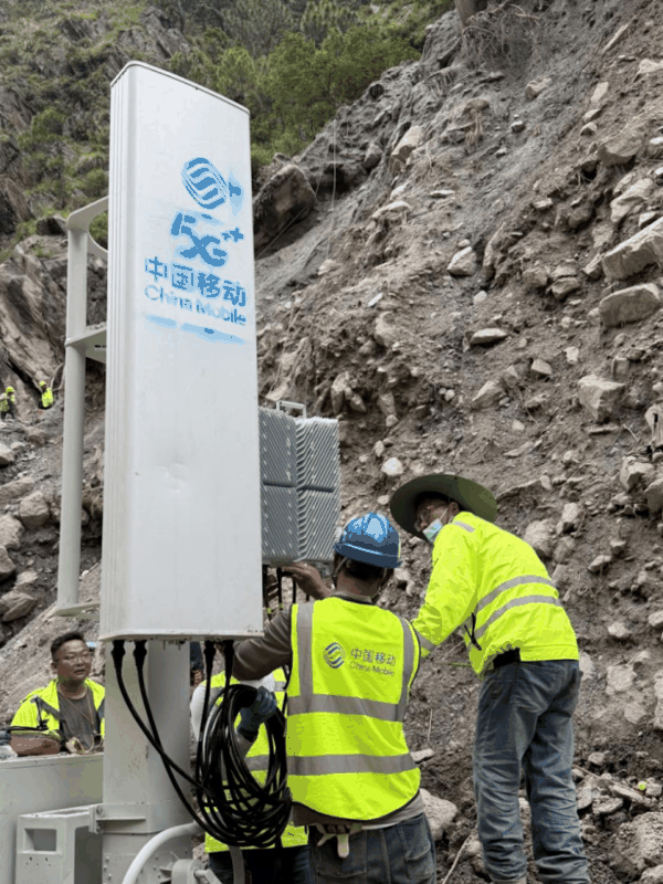 8月30日，中国移动工作人员在吉隆口岸900米处开通4/5G共模基站