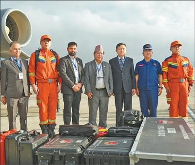▲中国援尼隧道救援专家抵达特里布万国际机场