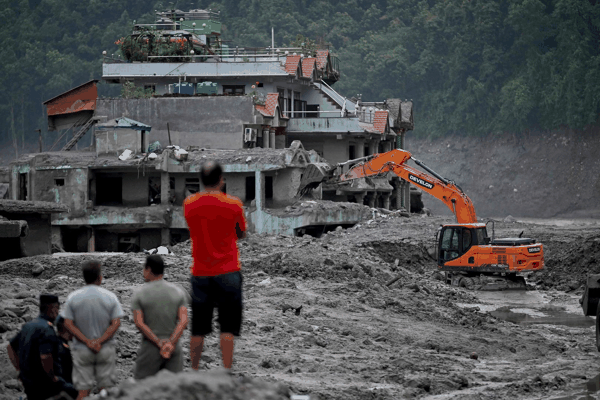 ▲当地时间2026年8月31日，尼泊尔努瓦果德县特里舒利中心，洪水过后的救援工作仍在继续（图据视觉中国）