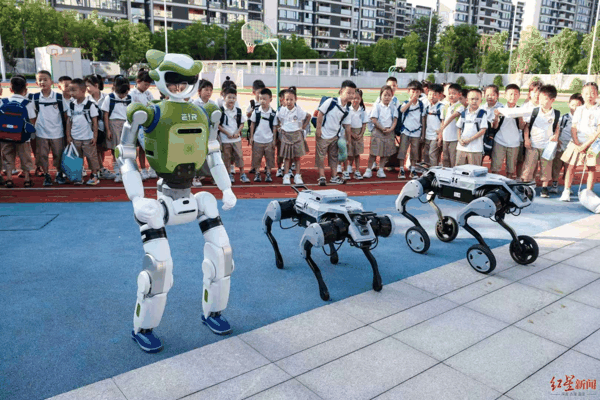 ▲“成都造”机器人进校园