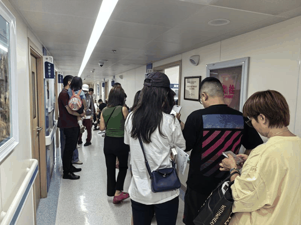 9月1日，首都医科大学附属北京世纪坛医院变态反应中心，大量患者在候诊。新京报记者 戴轩 摄