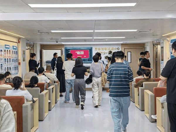首都医科大学附属北京世纪坛医院变态反应中心今日挂号量超过了700人次。新京报记者 戴轩 摄
