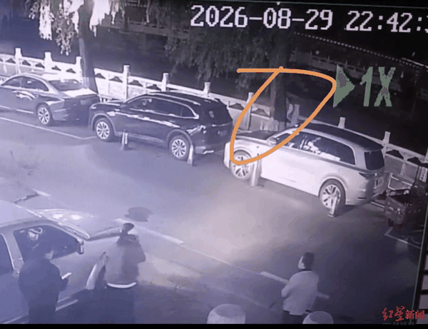 ▲闺蜜发现刘女士姐姐欲跳河时准备将其拉住