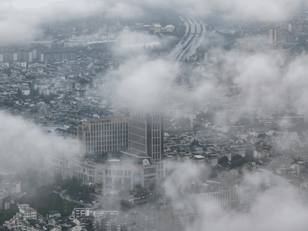 ▲一场秋雨之后，都江堰云雾缭绕 资料图 据视觉中国
