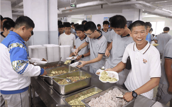 ▲秋季新学期开始，北京市日坛中学食堂从承包经营变为新型自营食堂。新京报记者 李木易 摄