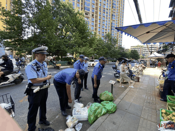 ▲城管、交警正在联合整治