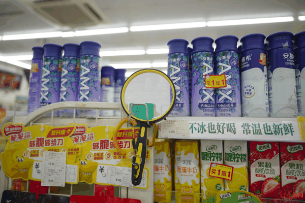 ▲兴蓉社区周边的超市也安装了放大镜