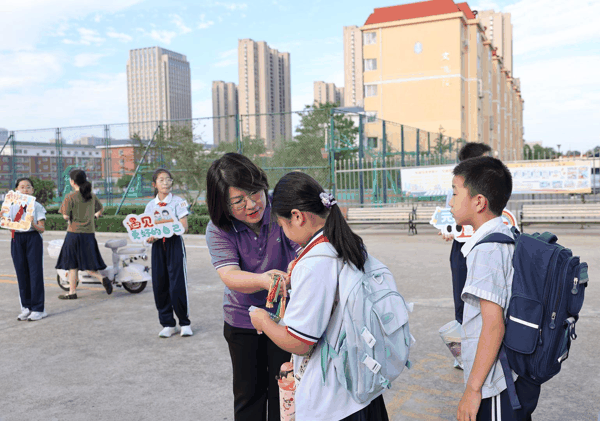 ▲9月1日，山东日照，中小学迎来新学期开学日 图据视觉中国