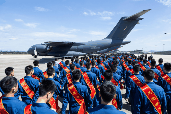 ▲2026年7月31日，湖南长沙，300余名新录取飞行学员乘坐运-20B飞机前往空军航空大学报到。图据视觉中国