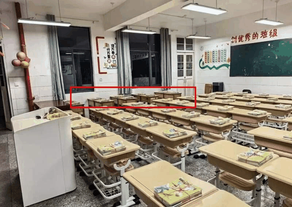 ▲江苏东海县一小学家长自费更换桌椅后，新旧对比十分明显，也引发了热议。图/南方日报