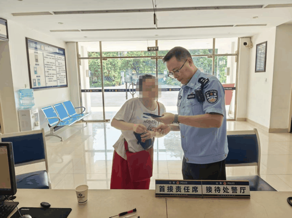 ▲民警带女子到派出所进行劝导