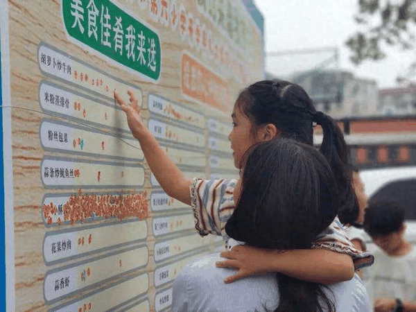 ▲学生在菜肴勾选墙前选择自己的心中美味。图/江西都市现场