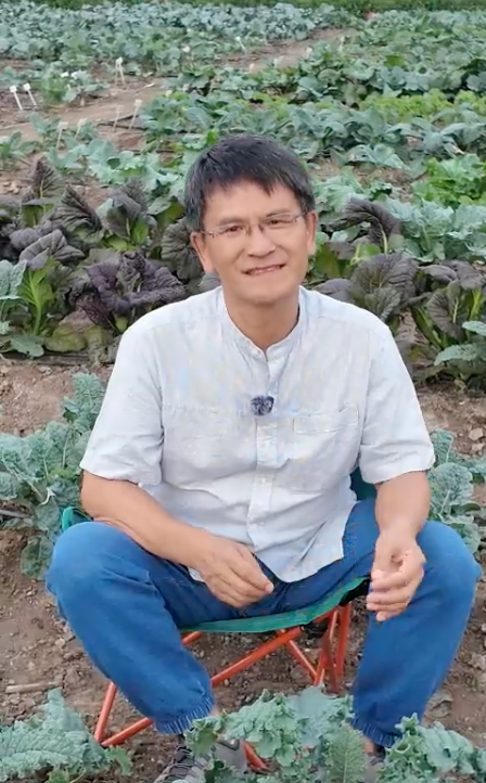 ▲李宝聚在实验田中接受采访