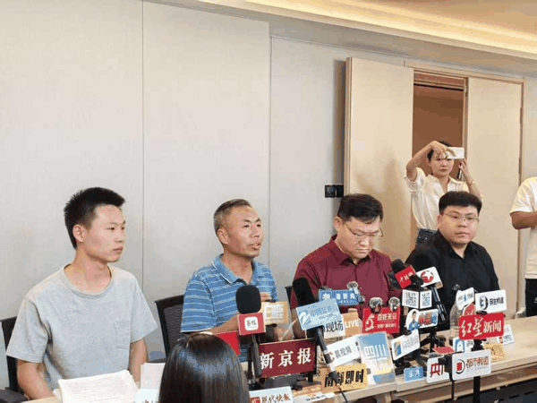 9月8日，案件进展说明会现场，从左至右依次为被拐儿童申聪、申聪父亲申军良、代理律师姚克枫、刘乃嘉。 新京报记者 赵敏 摄