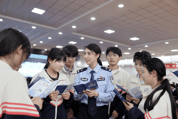 ▲（资料图）民警以案例讲解和以案说法形式为学生普及法治知识
