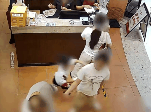 ▲4岁幼童在餐厅跑动时手部触碰到女子身上引发了双方纠纷。图/海报新闻视频号截图