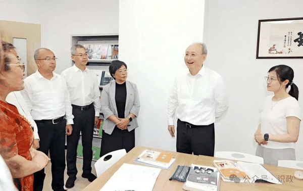 与老师交谈交流并听取教学汇报