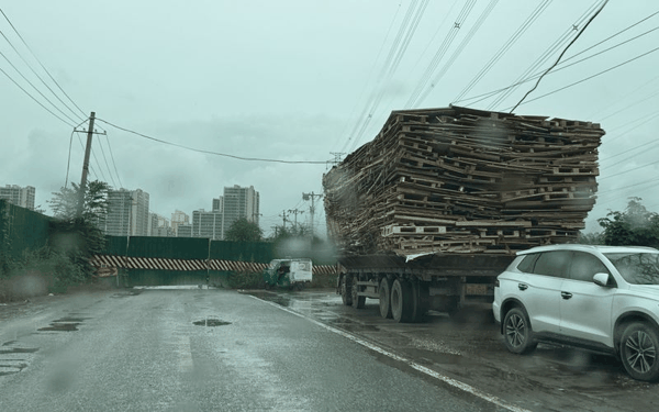 废品回收站周边道路经常有大型货车通过。新京报记者 田杰雄 摄