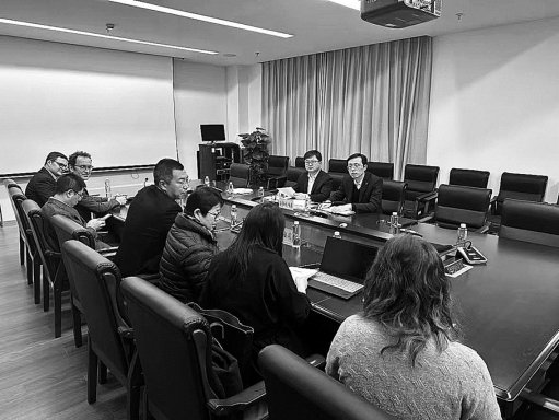 浦东新区保护中心工作人员组成合议组就相关案件进行调解。资料图