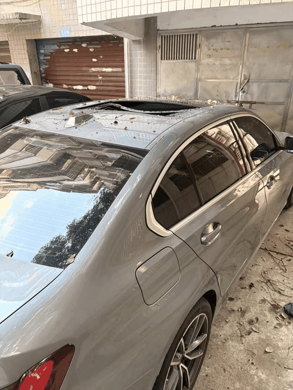 ▲宝马车天窗被砸坏 受访者供图