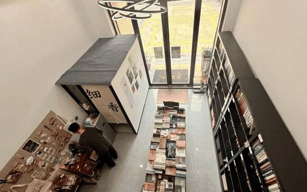 ▲从二楼阅读区俯瞰整个书店。图/都市快报