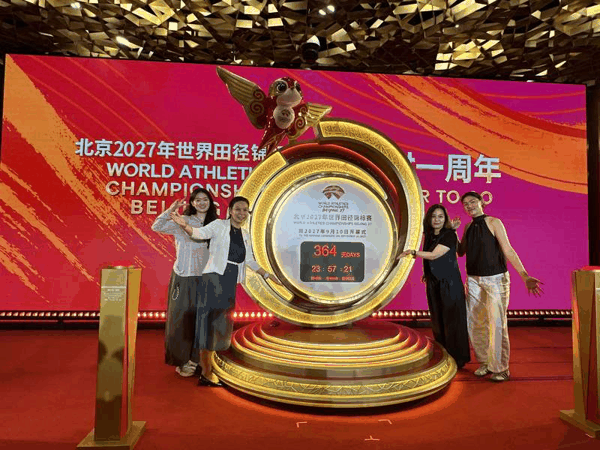 林存真（左二）和学生联合设计了会徽、吉祥物。新京报记者 孙海光 摄
