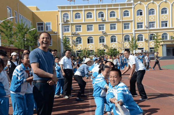 蔡瑞山与学生们在一起。受访者供图