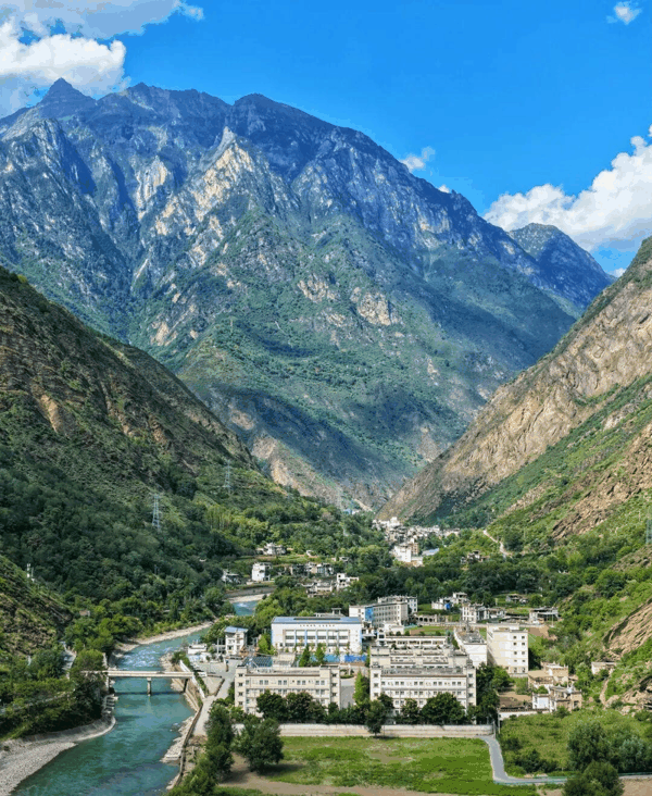 丹巴高级中学坐落在墨尔多山下