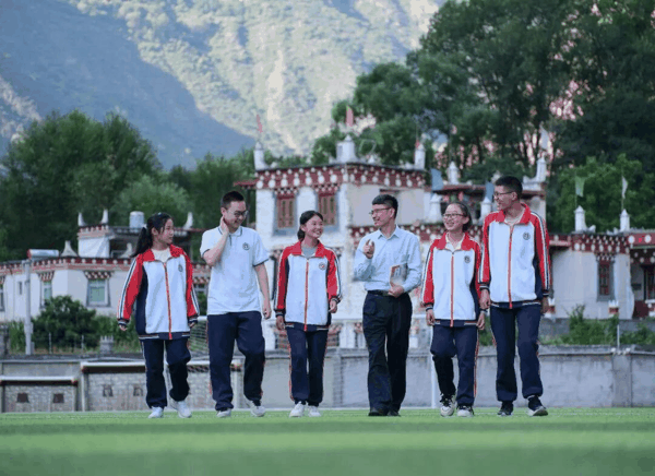 樊森老师（右3）和28届树德班同学交流