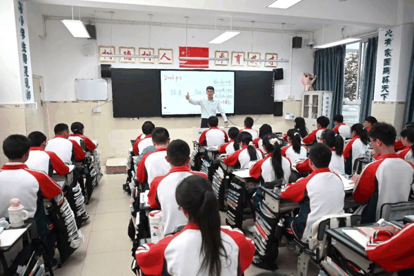 樊森老师在课堂上