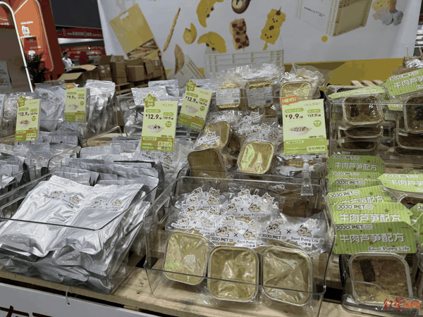 ▲成都一口来福宠物食品有限公司展位的产品