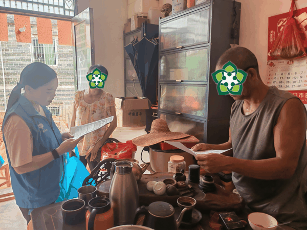 ▲广东郁南县千官镇双百社工站社工向困难群众讲解2026年低保政策（图片来源：郁南县政府官网）