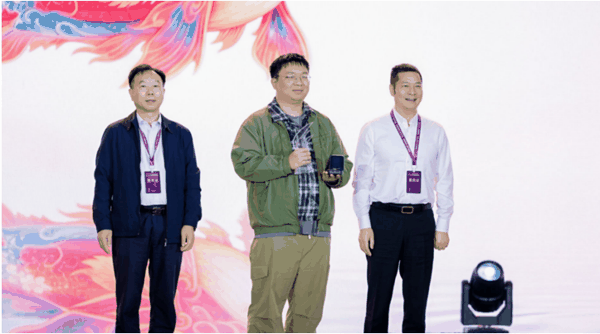 “吾道长不孤”凭借《赛博英雄传》摘得最佳科幻网络文学奖。主办方供图