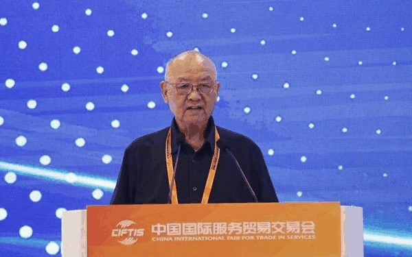 中国老龄产业协会监事长张士文在论坛上发表致辞。