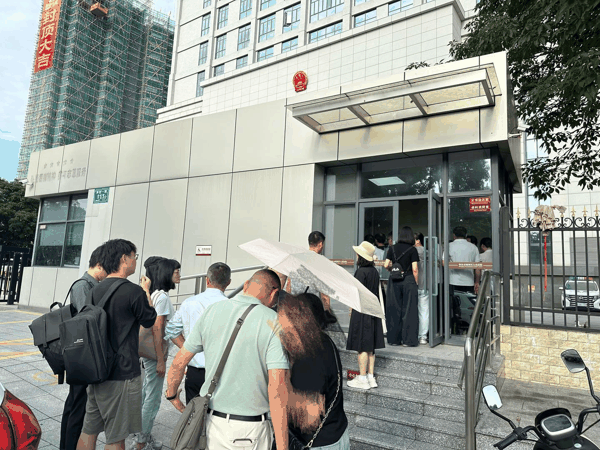 ▲本案在端州区人民法院公开开庭审理，旁听人员入场（采访对象供图）