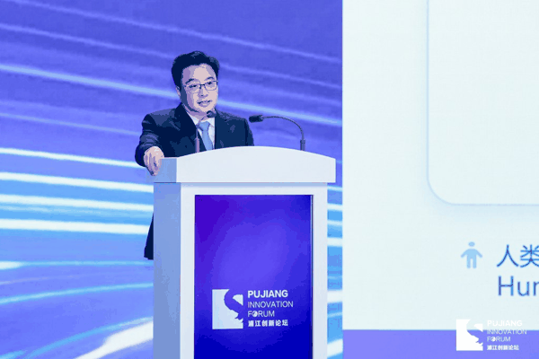 9月12日，上海人工智能实验室主任周伯文在浦江创新论坛主论坛进行主旨演讲。主办方供图