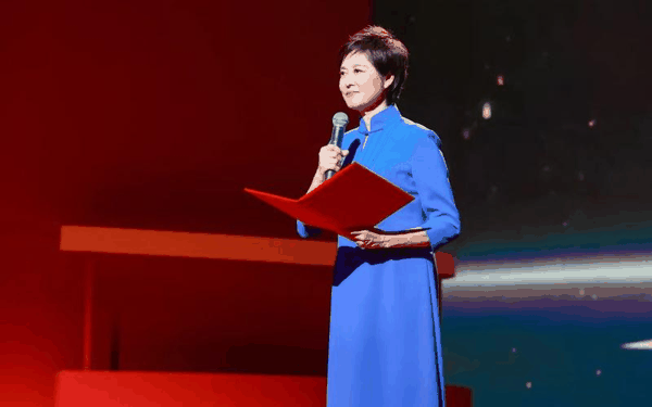 2024年9月26日，敬一丹在学校70周年校庆晚会上讲述校友故事。图片来源于中国传媒大学校友会公众号