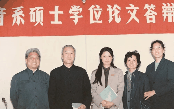 1986年，敬一丹（中）参加北京广播学院播音系硕士论文答辩。 图片来源于中国传媒大学校友会公众号