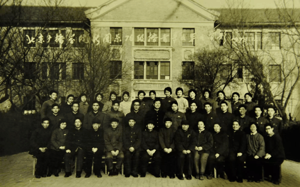 北京广播学院新闻系76级播音专业毕业合影，敬一丹是这一届校友。 图片来源于中国传媒大学校友会公众号