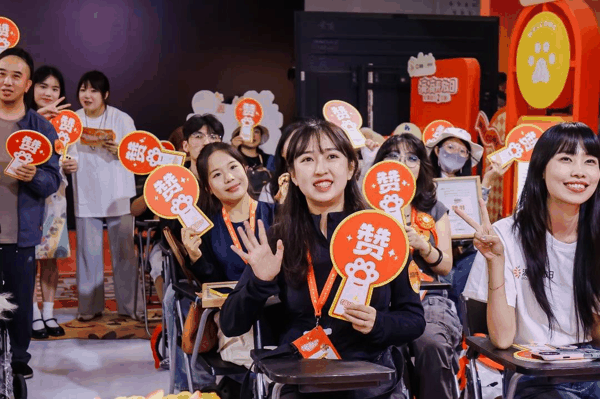 图为：开放日活动现场嘉宾合影留念