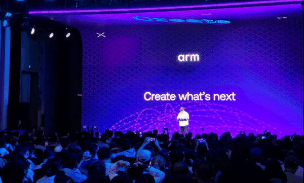 图：Arm 开发者关系副总裁 Shantu Roy 在 Arm Create活动上发表主题演讲