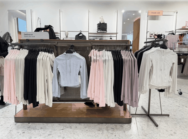 lululemon郑州门店内产品陈设（图源：lululemon郑州正弘城店小红书账号）
