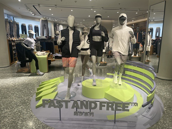 lululemon跑步产品系列（图源：界面新闻记者 秦李欣/拍摄）