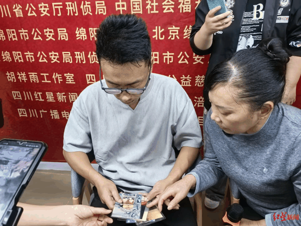 ▲刘华清给儿子讲他小时候的照片