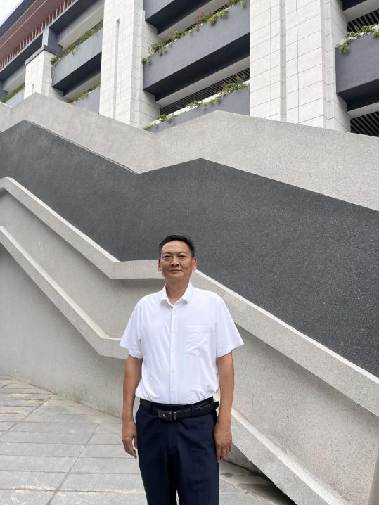 ▲成都市树德中学崇州学校校长吴金全