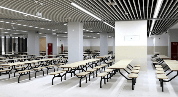 ▲成都市树德中学崇州学校食堂