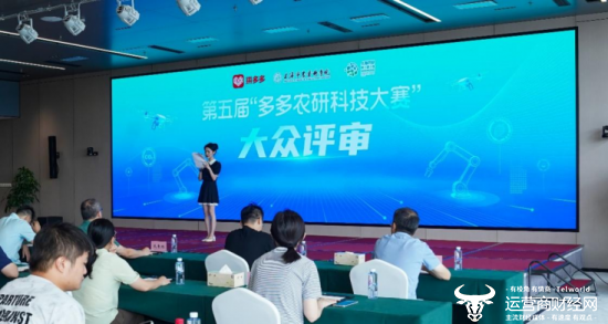 ▲大众评审活动现场，主持人向大众评委介绍盲测打分标准。李建|摄