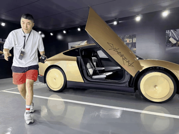 Cybercab 的蝴蝶门看起来非常炫酷｜图片来源：极客公园